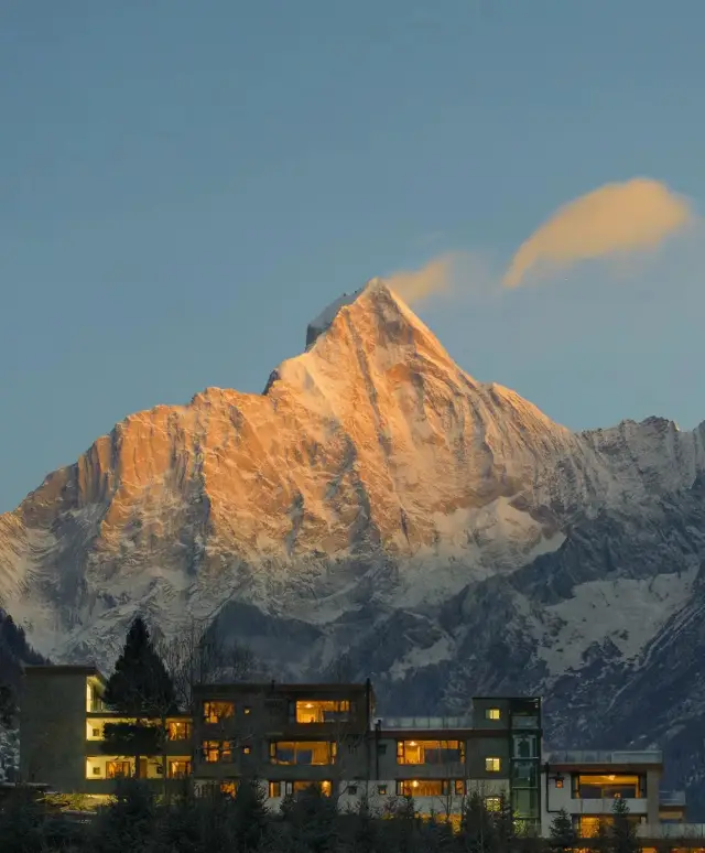 The new store in Siguniang Mountain is open, let's look up at the sunlit golden mountain together