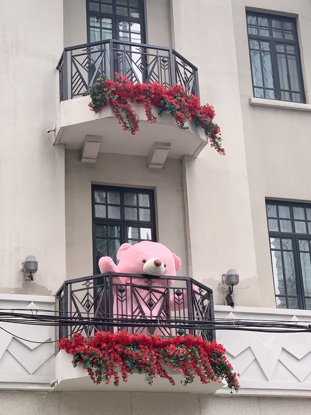 上海街頭的浪漫，揚子飯店小熊玫瑰花露台