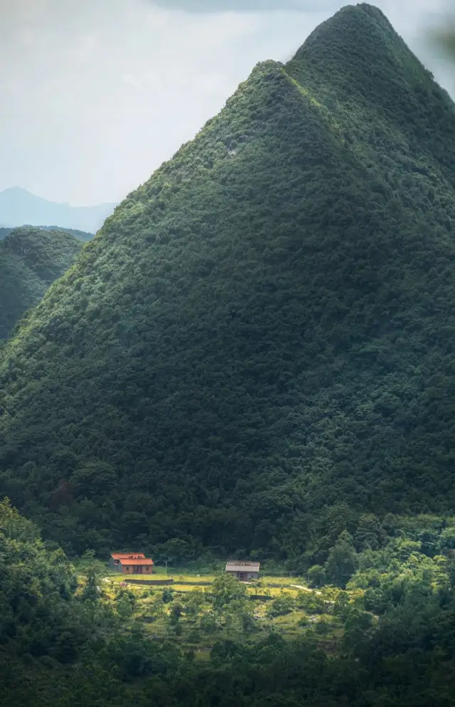 Crossing the Moligong Mountains between Yingde and Mo, one can walk along the mountain ridge and admire the peak forest