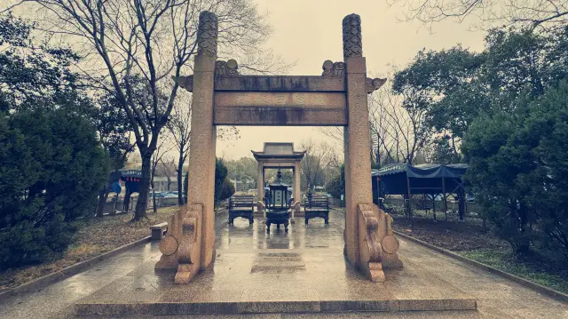 周庄、この江南の古い町は、灰色の青い煙雨の薄いヴェールに優しく包まれているかのようで、まるで淡い墨の水彩画のようです