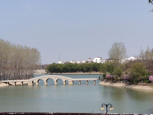 青州市博物館是一座綜合性博物館，其前身益都縣博物館始建於1959年，原址系清康熙年間文華殿大學士馮溥的宗祠改建