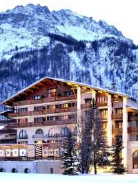 🏔️ Val-d'Isere's Coziest Stays Unveiled! 🛎️✨