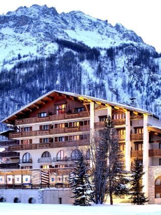 🏔️ Val-d'Isere's Coziest Stays Unveiled! 🛎️✨
