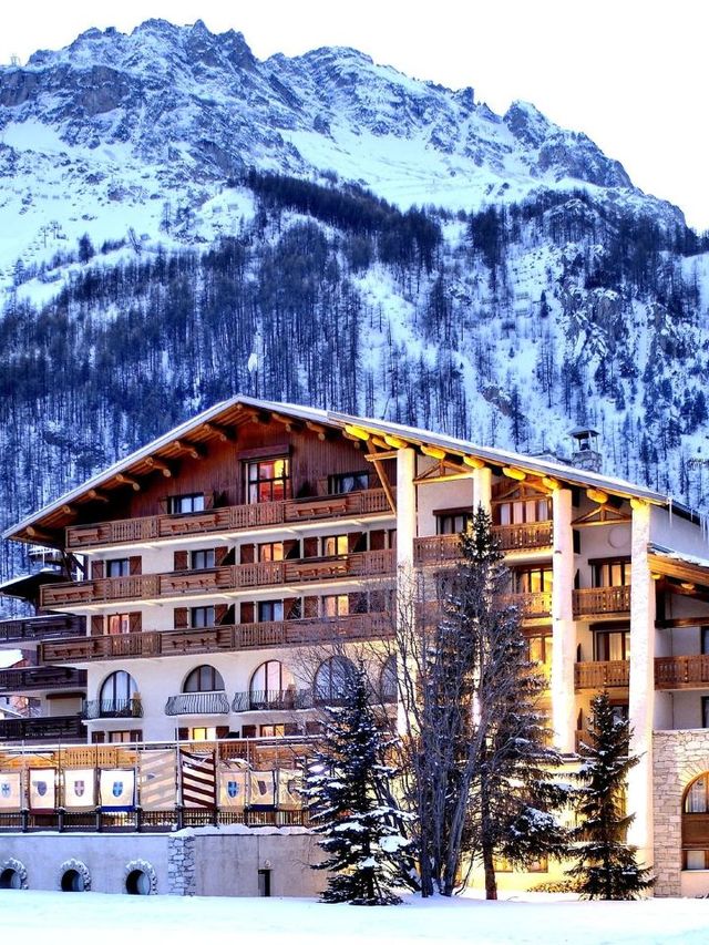 🏔️ Val-d'Isere's Coziest Stays Unveiled! 🛎️✨