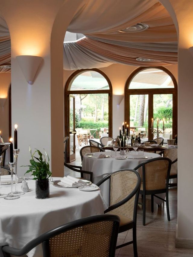 Tuscan Treats 🍇🏨: Unwind in Forte Dei Marmi's Finest!