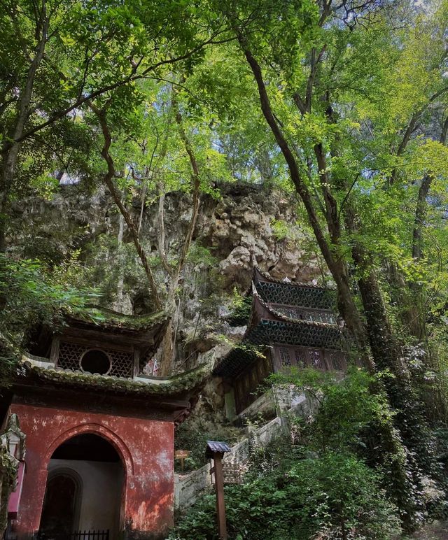 穿梭百年古刹，飞云崖上的時光印記。