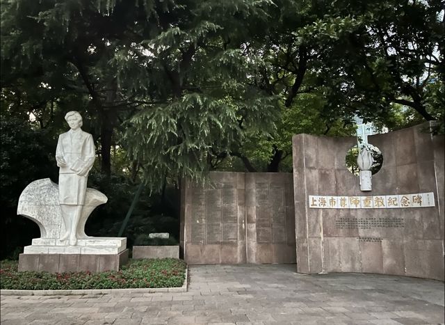 來公園裡夜遊，假裝在東南亞度假。