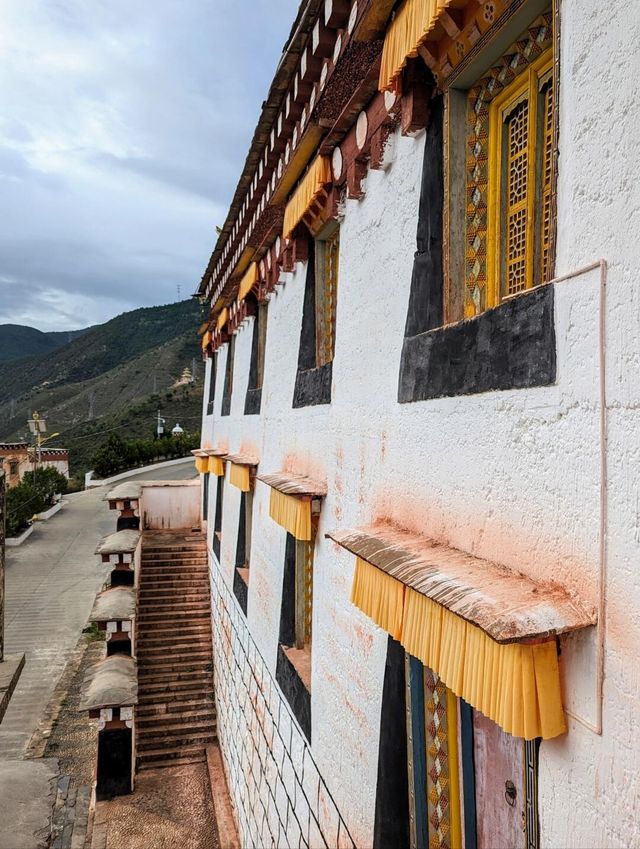 嘎丹桑批羅布岭寺：康巴藏區的佛教藝術殿堂。