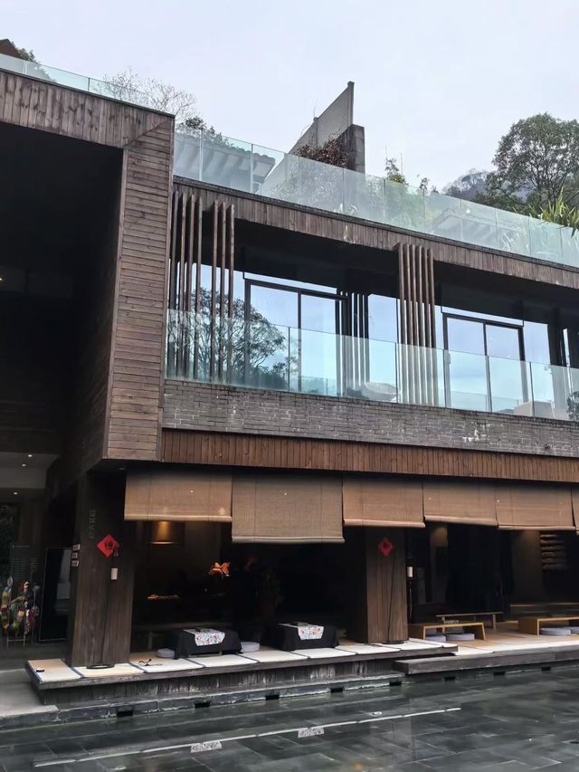 成都青城後山，誰還沒有住過森系民宿天花板