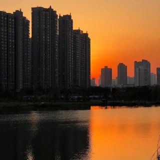 강가의 거리가 꿈속으로 들어오는, 창더의 번화 속에 자리한 고요한 숙소