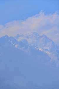 喺白沙古鎮寫張明信片，一抬頭就撞見玉龍雪山嘅溫柔