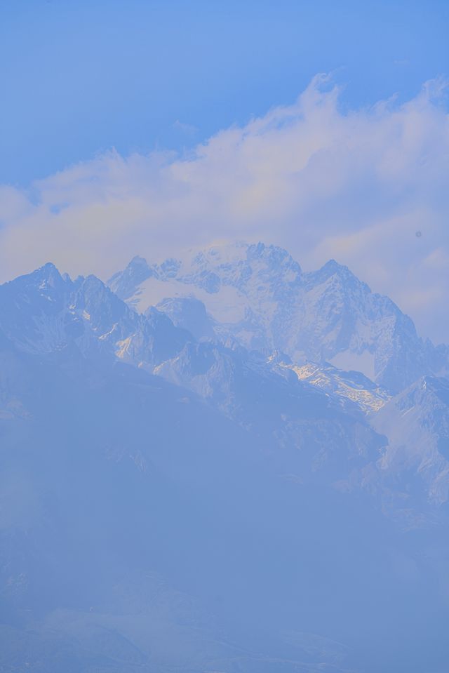 喺白沙古鎮寫張明信片，一抬頭就撞見玉龍雪山嘅溫柔