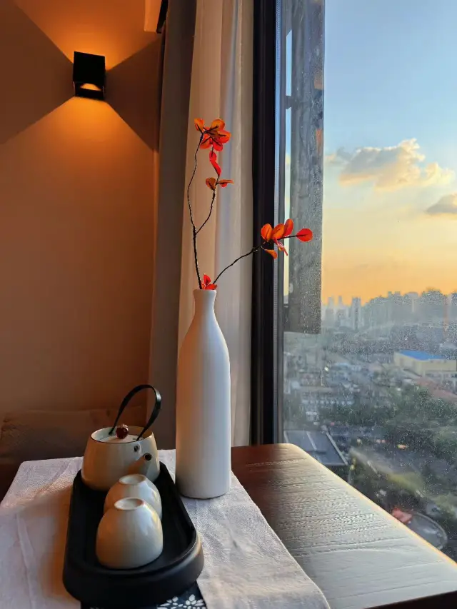This trip to Chengdu led me to discover an absolutely stunning hidden gem of a hotel! The Manyue Lizi Hotel tucked away next to Dongjiao Memory perfectly blends artistic vibes with urban convenience.