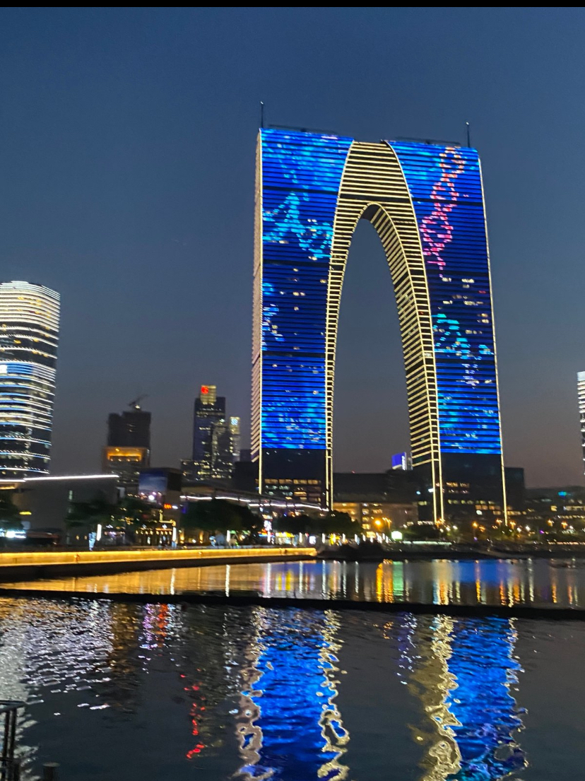 蘇州唔止有古典園林，同時都好有現代feel。一個週末，喺蘇州中心附近感受大都市夜景魅力，再行去誠品生活蘇州店睇書、逛手作小物，仲有超多隱藏美食等你發掘！唔止打卡打到停唔到手，仲可以吸收文化氣息～～

景點推介 & 行程亮點  
1. 蘇州中心夜景  
去到蘇州中心，一定要打卡「蘇州大褲衩」，夜晚燈光閃爍，真係幾乎震撼全場！建築外型勁另類，加埋整個商圈都好繁華，樓下仲有幾家環境唔錯嘅餐廳，行累咗可以去搵個甜品或者特色小食歎下～記得最好黃昏去，影日落同夜景都超美！  

2. 誠品書店(誠品生活蘇州店)  
呢度係文青同書蟲必去～誠品書店唔止有好多新書、設計、手作精品，仲經常有小型展覽同活動，氛圍好優雅！書店分幾層，每層都有驚喜，坐低歎杯咖啡慢慢睇書都得。最推介佢哋嘅生活類選物區，好多野精緻又極具蘇州特色，可以入手做手信。  

📍地址：蘇州市蘇州工業園區月廊街8號  
⏰開放時間：全年 10:00-22:00  

3. 美食推薦  
蘇州中心周邊美食多到揀唔晒！推薦兩家：
- 森系咖啡館：書店附近有多家人氣咖啡店，部分設有露台座位，可以喺夜晚吹住風望燈光city view
- 蘇式湯麵：商場B1有幾家地道麵館，例如「蘇家麵」，一碗湯麵配小食，經濟又飽肚

實用tips  
- 蘇州中心同誠品書店相距不遠，基本步行就到；商圈範圍大，記得著對舒服鞋  
- 大裤衩最好夜晚6點後去，現場人潮多但氛圍超好，攝影黨記得帶齊相機同腳架  
- 誠品書店周末人多，如果想靜靜睇書或打卡，建議早上10點左右入場  
- 美食餐廳熱門時段易等位，想搵人氣餐廳建議提前網上預定  
- 書店活動資訊可以留意官方公告，有時仲有作家簽名同講座！

精華路線一日小建議  
下午先到蘇州中心，行商場掃街＋打卡大褲衩  
傍晚轉戰誠品書店，慢慢感受文藝生活  
夜晚商場搵美食或咖啡館歎返杯，俾自己一個chill嘅週末！

#蘇州中心 #誠品書店 #夜景打卡 #文青週末 #蘇州美食