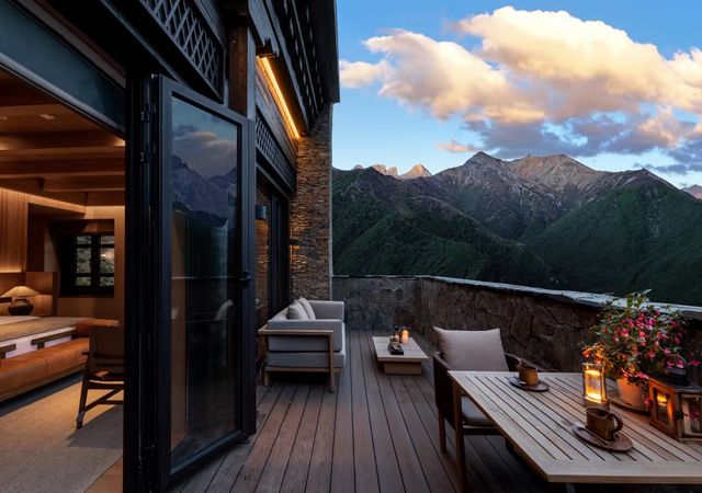 稻城亞丁必住！躺在房間就能看日照金山的神仙酒店