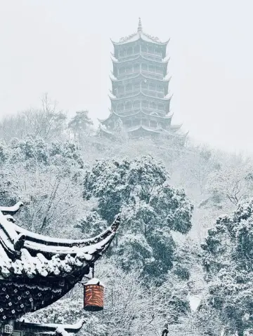 Snow-capped mountains strike hard in Dujiangyan! The ancient city with snow is so beautiful it leaves you speechless