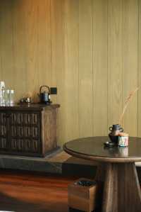 喺西安!!住到咗超chill嘅酒店 就喺西安回民街轉角位 鬧中取靜 水泥同原木嘅溫柔碰撞好鍾意呢