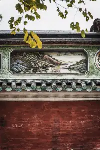 坐在祖廟的紅牆下，我拍到了佛山的魂。