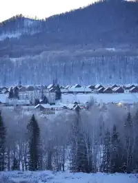 禾木的雪在發光|民宿把雪山鑲進了窗台