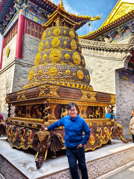 幸運を呼ぶ　チベットの寺院　銅の鈴と特注品の飾り台 スコットランドの田舎に突如現れる チベット仏教の殿堂は実にカラフル