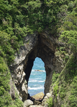 Tepati janji Anda di Chuanbi Rock dan nikmati minuman sambil memandang laut di Shanye Cafe yang terletak di tepi tebing.