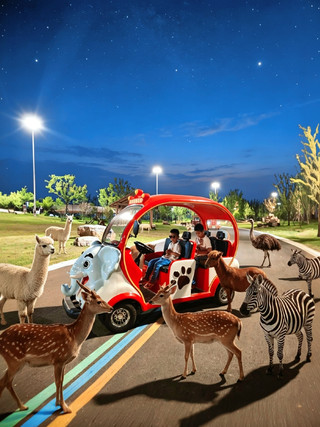 Baru banget! Di Wuhan, satu jam kemudian, saya berkendara ke Zootopia di malam hari untuk memberi makan hewan dan dikerumuni banyak orang.