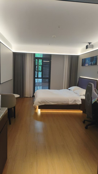 Jianghan Road matrix queen bed room | Cyber light and shadow gaming date with double highlights