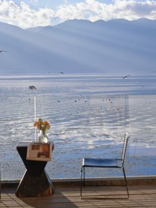 The poetry of mountains and seas, the romance of the world—staying here is truly worth it!