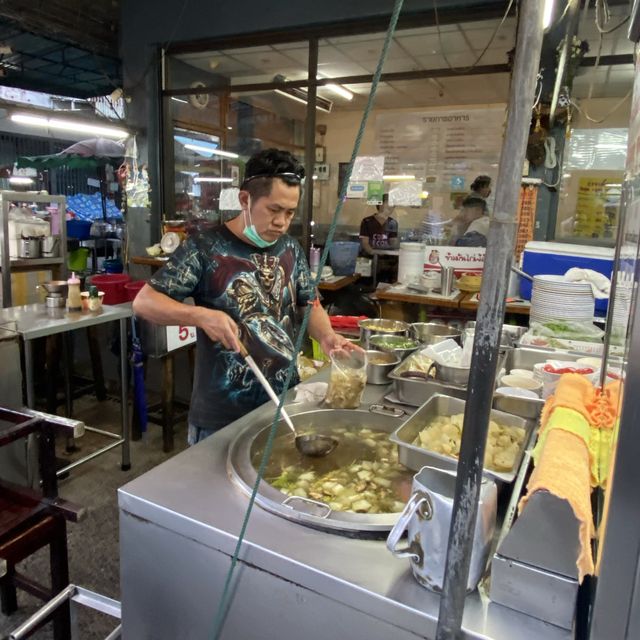 ข้าวมันไก่เจ๊อ้วน 🐔 ร้านในตำนานแห่งตลาดบางเขน