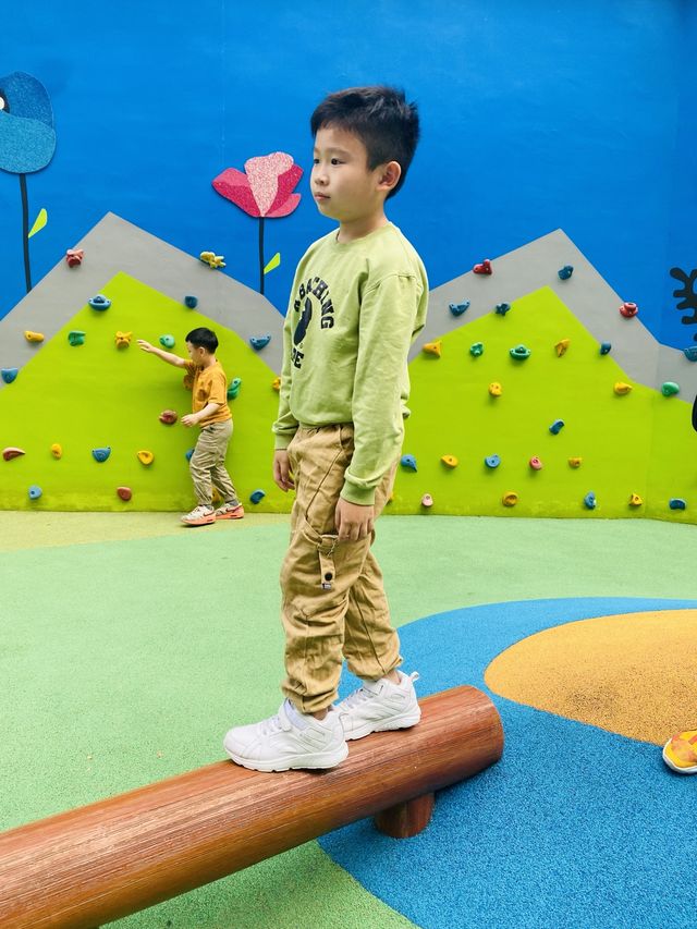又大又好玩！鬧市中有兒童樂園免費放電！