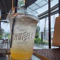Shuffle Cafe Phuket ... หลบฝนในคาเฟแป๊บ
