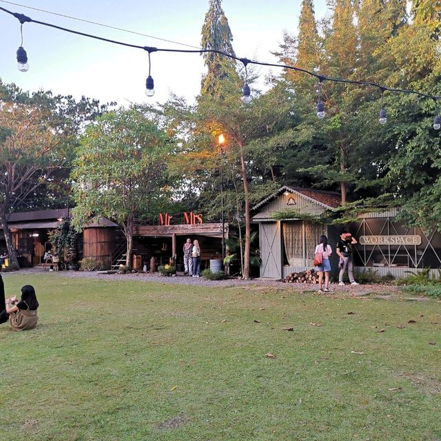 Rustic Market. An awesome hang out spot!!