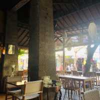 來峇里島「十大必吃餐廳」之一，喝杯新鮮果汁冰沙，大杯爽快：Warung Mina Legian
