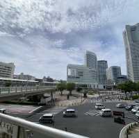 โรงแรมใหญ่ใกล้สถานีรถไฟ เห็นวิวอ่าว