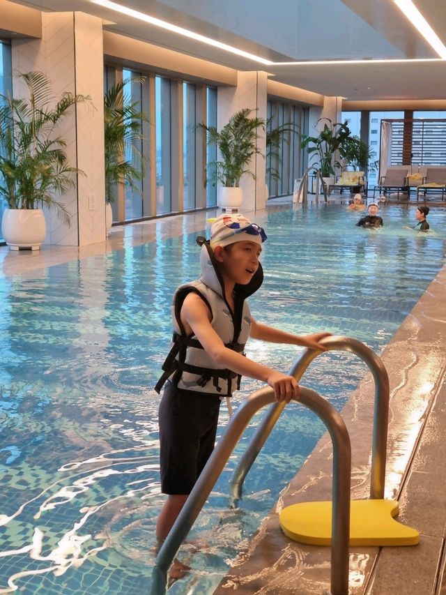 여유로운 밤수영 즐기기