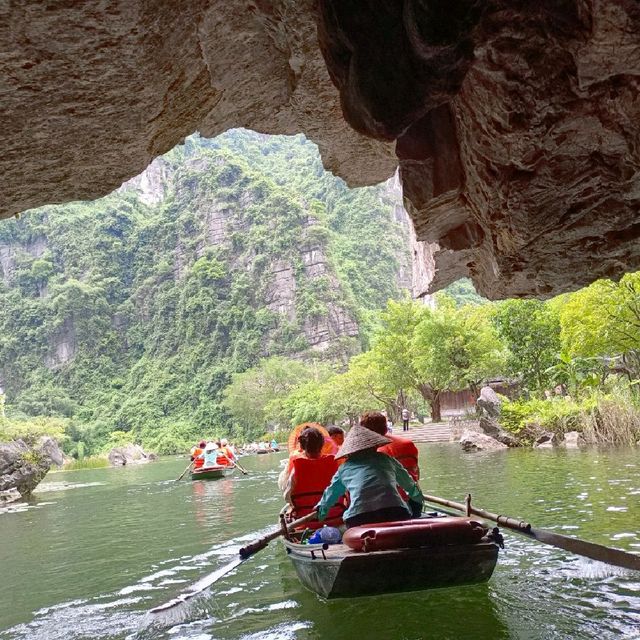 ล่องเรือฮาลองบก ลอดถ้ำชมวิว เวียดนาม