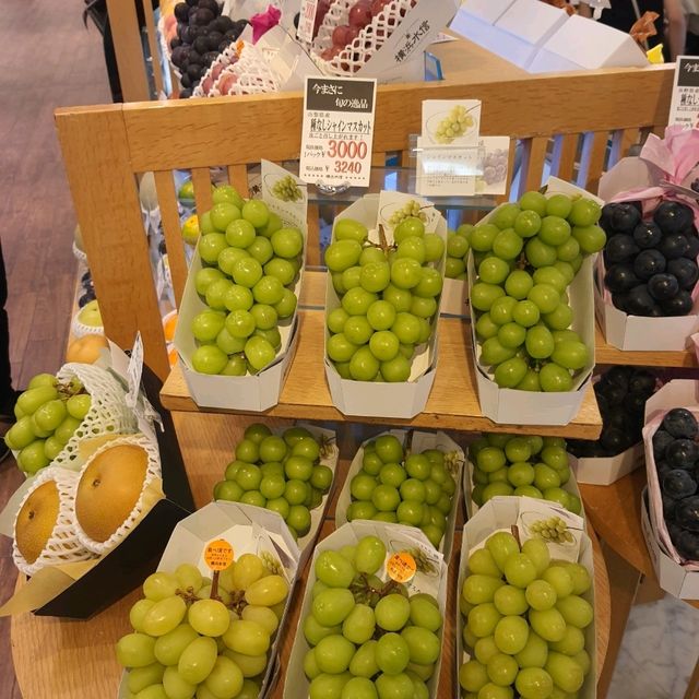 Fresh seasonal fruit store  Fresh seasonal fruit store