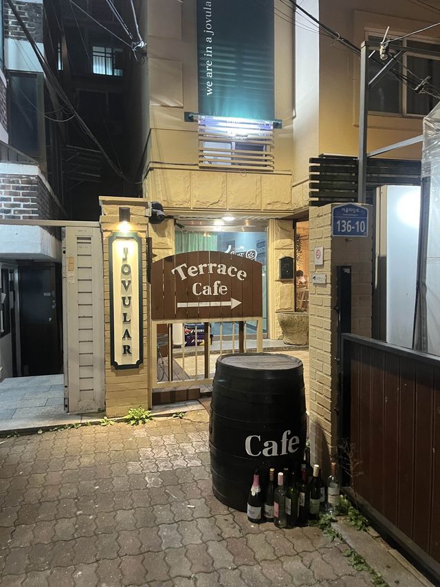 서울 홍대 거리 속 유럽풍 테라스 카페 조블라☕️