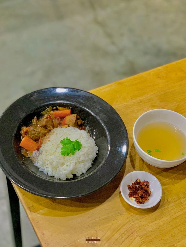 ร้านบะหมี่ฮ่องกงเล็กๆแต่อัดแน่นไปด้วยความอร่อย