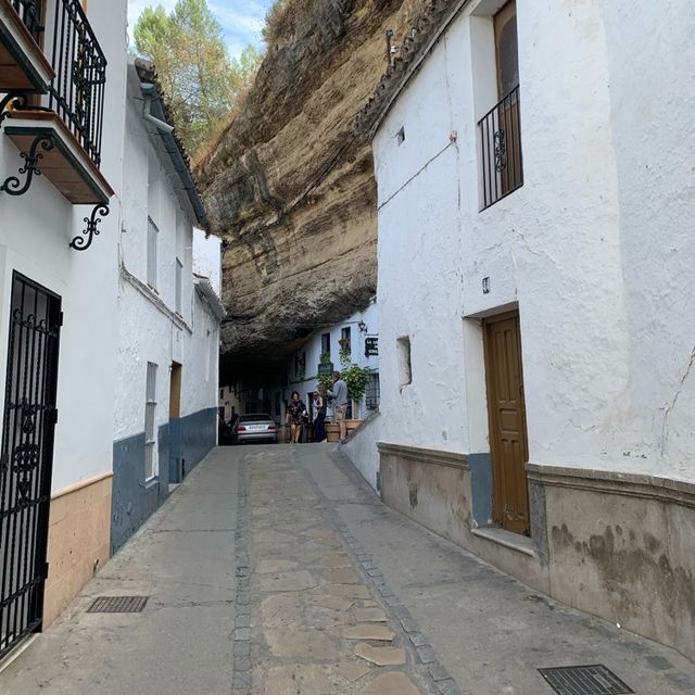 🪨 UNUSUAL Town under a BIG Rock‼️🏠🪨 