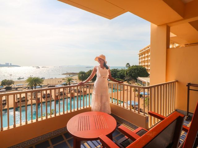 Dusit Thani Pattaya ที่พักสวยริมหาเพัทยา