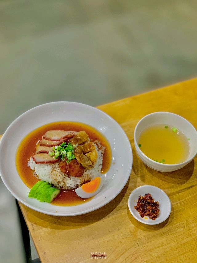 ร้านบะหมี่ฮ่องกงเล็กๆแต่อัดแน่นไปด้วยความอร่อย
