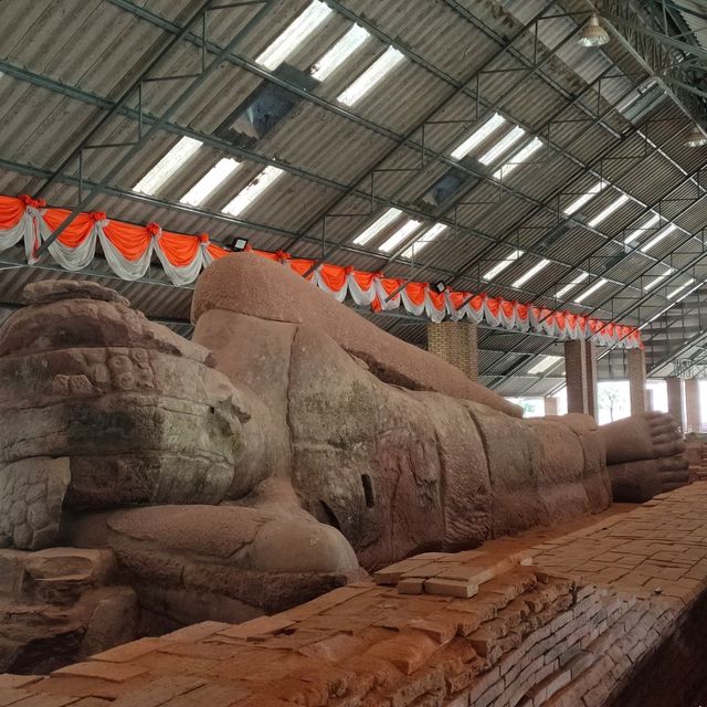 พระนอนหินทราย 1,300 ปี