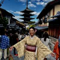 the street Higashiyama with kimono 👘 