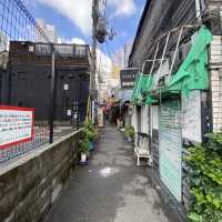 お初天神の道中に突如現れる路地！見落としそうなお初天神裏参道！石畳の参道脇に並ぶ飲食店街！ディープ大阪なスポット