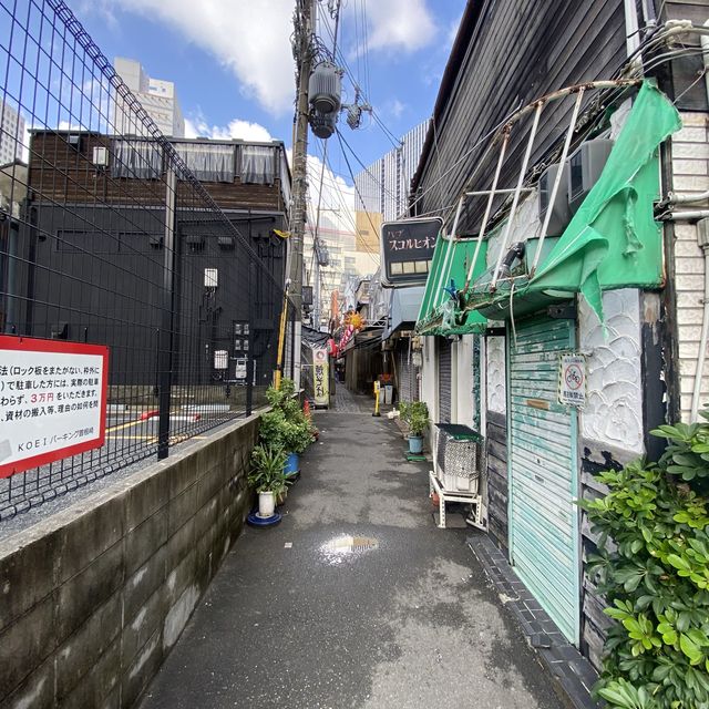 お初天神の道中に突如現れる路地！見落としそうなお初天神裏参道！石畳の参道脇に並ぶ飲食店街！ディープ大阪なスポット