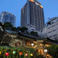 曽根崎横丁の露天神社…通称お初天神は、夜のライトアップが綺麗な神社