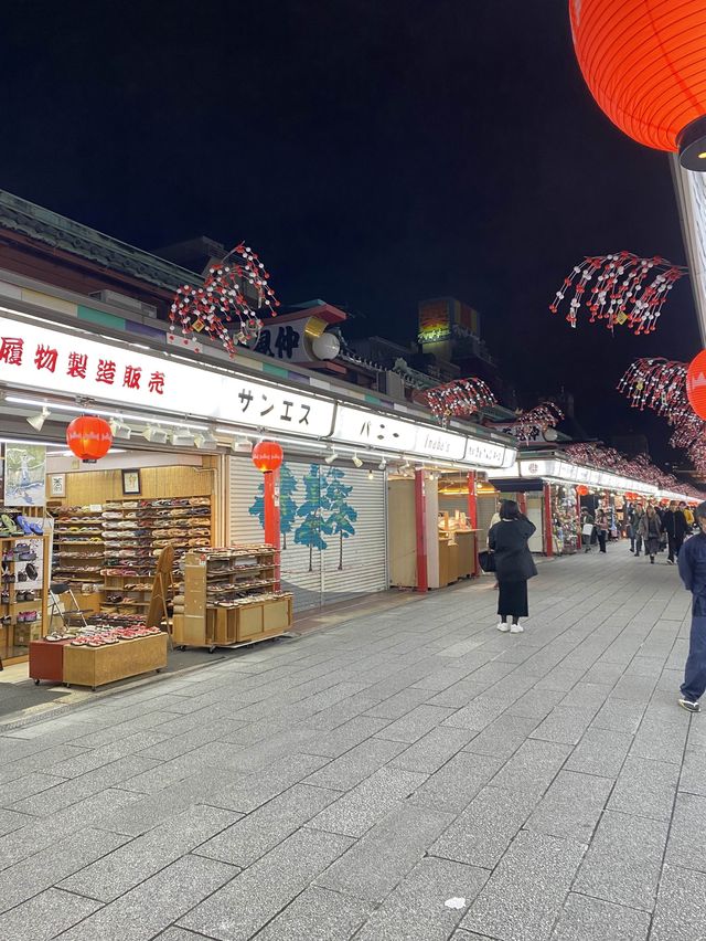 日本で最も古い商店街の一つ浅草仲見世商店街