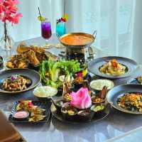 ร้าน 𝙊𝙣𝙚 𝙀𝙣𝙘𝙝𝙖𝙣𝙩𝙞𝙣g Thai Kitchen