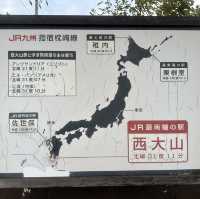 「指宿市的小型鐵路車站，方便前往溫泉和觀光景點」